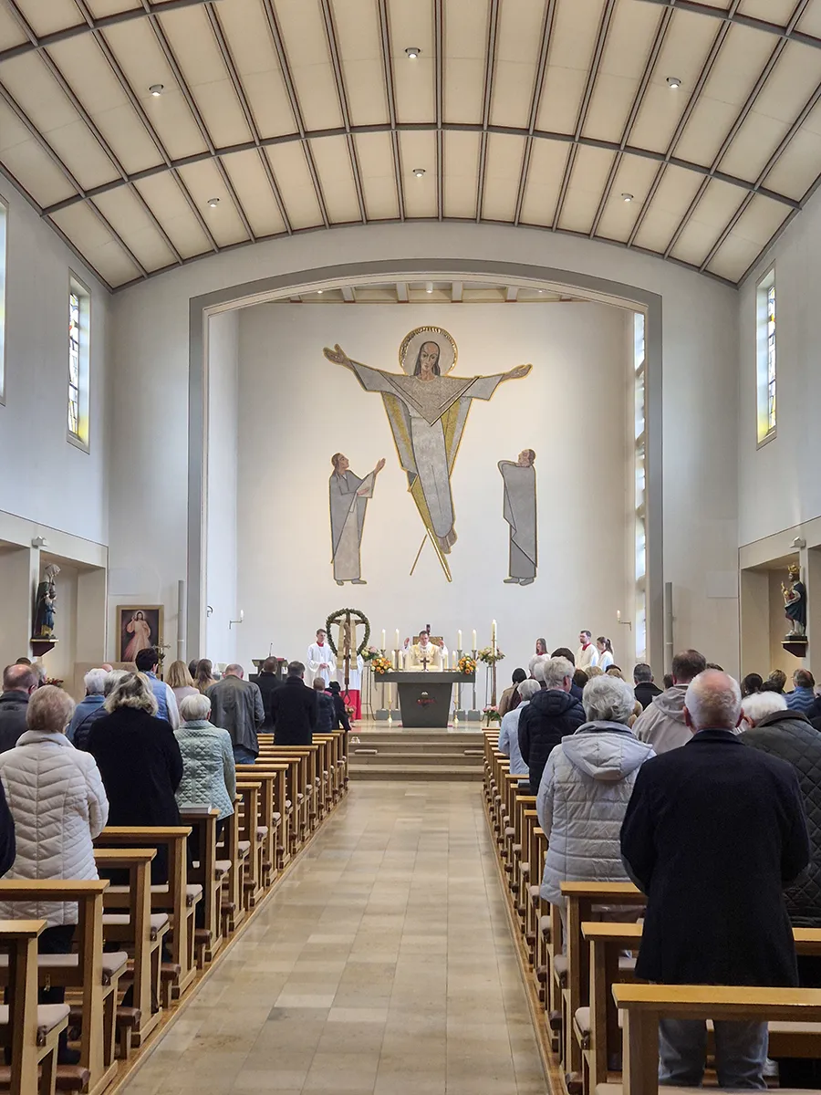 Kircheninnenraum mit Blick auf den Altar