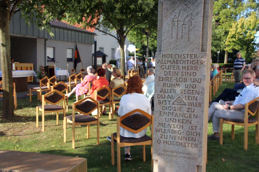 Blick auf die Stele