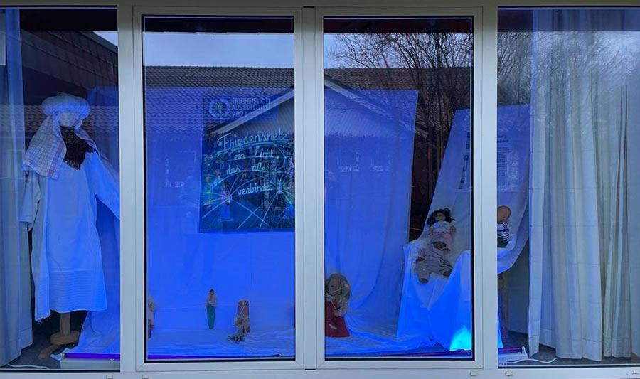 geschmücktes Fenster des Pfarrheims