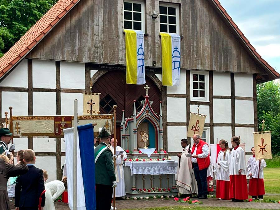 Geschmückter Altar vor Fachwerkhaus