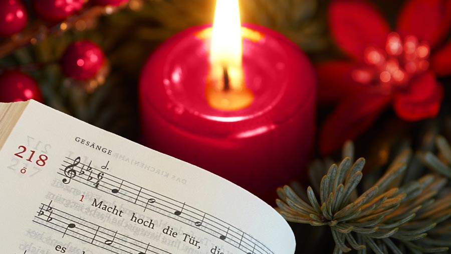 weihnachtliche Kerze und Noten