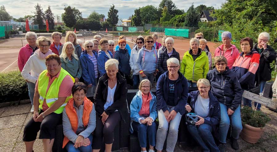 kfd-Radlerinnen auf der Terrasse des Tennis-Vereinsheim in Verl