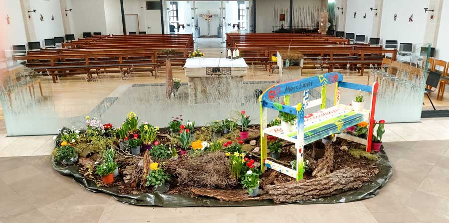 Blick über den Ostergarten in den Kirchenraum