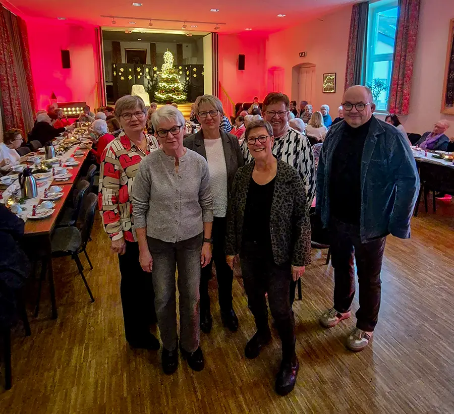 Gäste sitzen an adventlicher Tafel