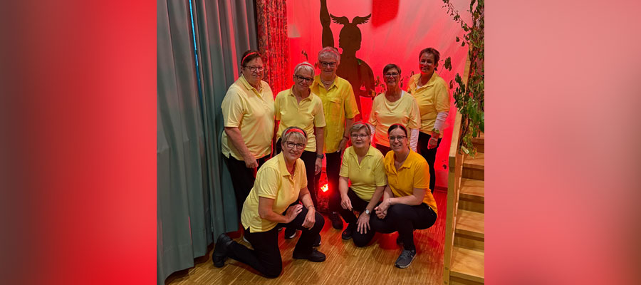 Frauengruppe vor Hermann-Statue