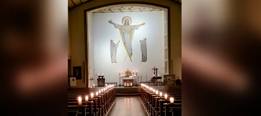Blick in die mit Kerzen beleuchtete St. Heinrich Kirche
