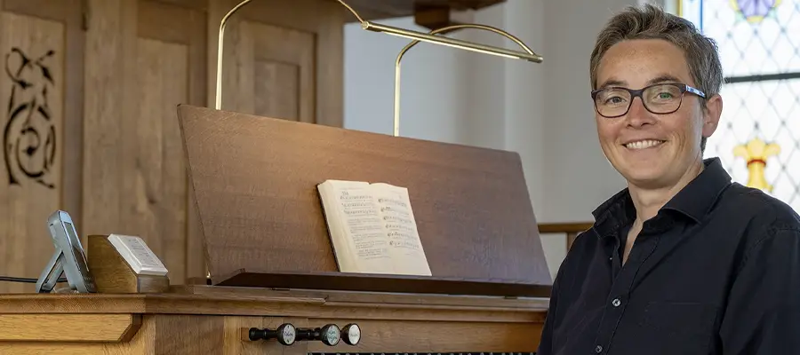 Gudrun Fliegner an der Orgel