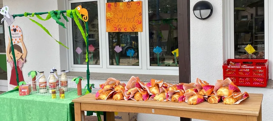 Tisch vor dem Kindergarten mit „Solibroten“