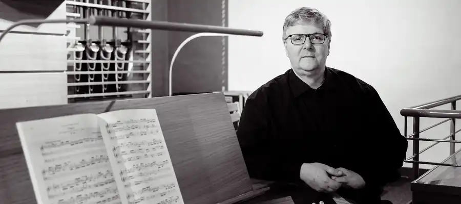 Kinder malen mit Kreide Oster- und Friedensbotschaften mit Friedenstaube