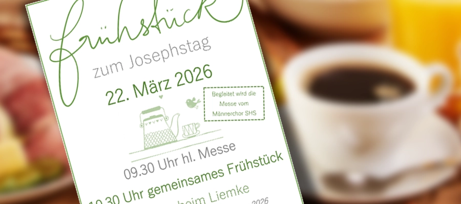 Einladungsflyer im Vordergrund, Hintergrund Frühstücksscene mit Kaffeetasse