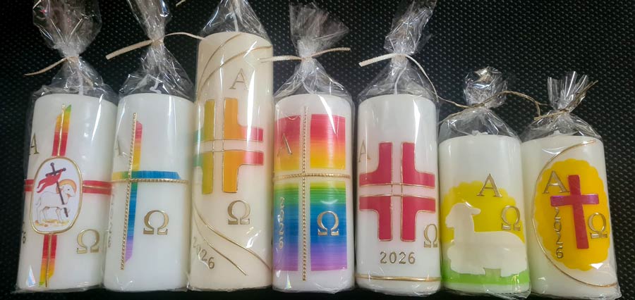 verschiedene Kerzen mit farbigen christlichen Motiven