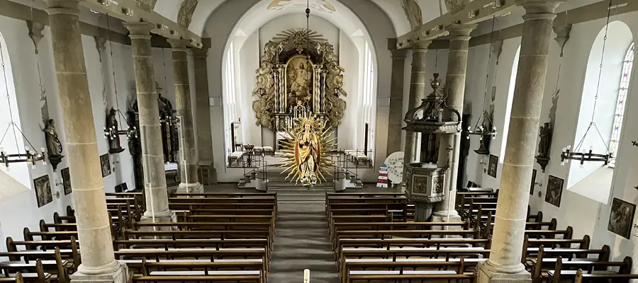 Blick in die St. Anna Kirche von der Orgelbühne aus