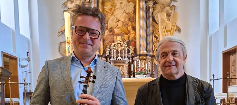 Wojciech Wieczorek mit Geige und Stephan Wahl