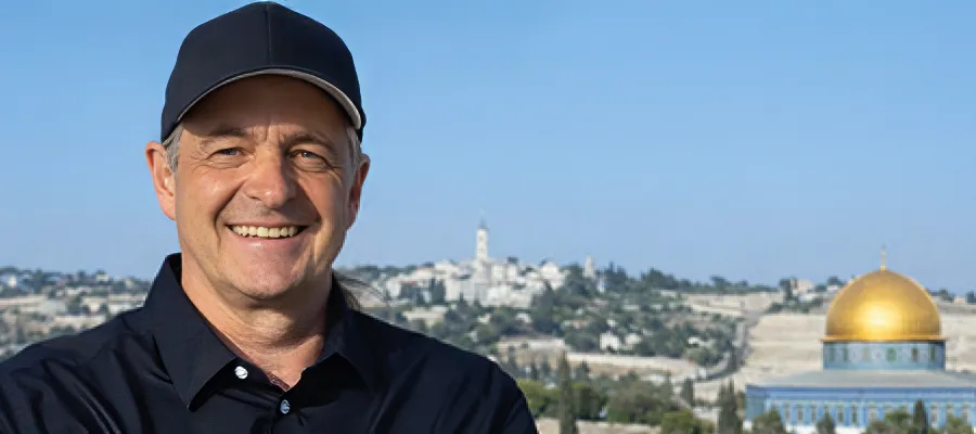 Portrait von Stephan Wahl vor Jerusalem im Hintergrund
