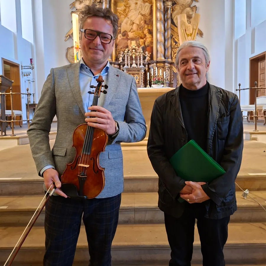 Wojciech Wieczorek mit Geige und Stephan Wahl