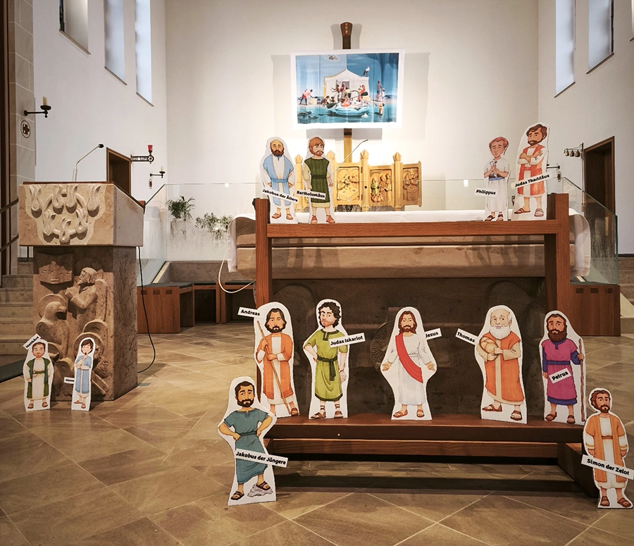 Taufbrunnen mit Schautafel, im Kreis angeordnet die Aufzählung: Taufe, Buße, Weihe, Krankensalbung, Ehe, Firmung, Eucharistie