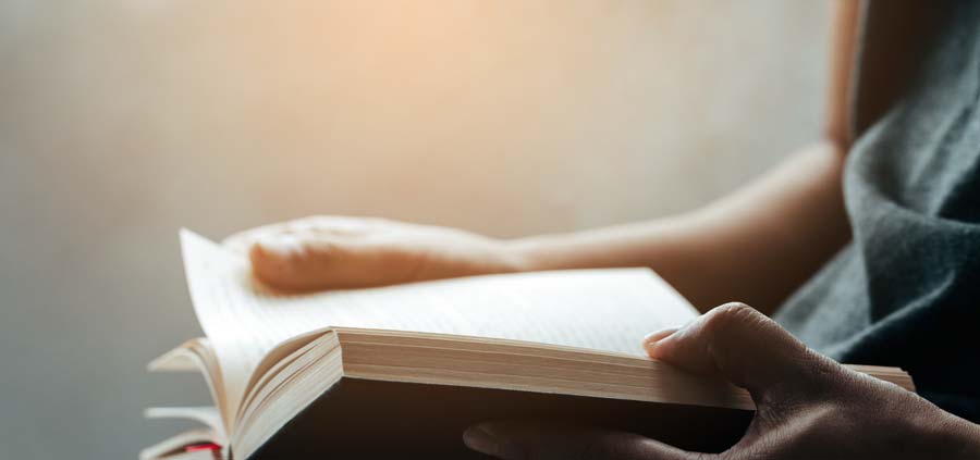 buch und Hände