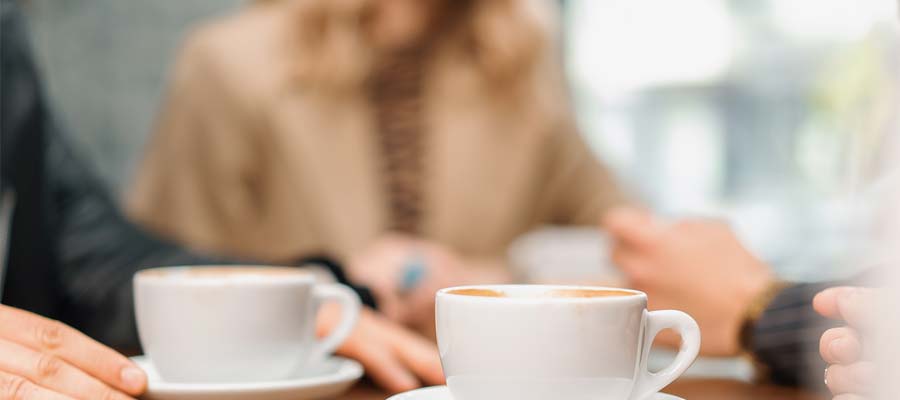 Menschen trinken gemeinsam Kaffee