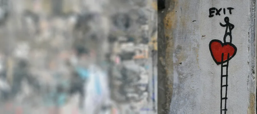 Graffiti mit Leiter zum Herz auf dem eine Strichfigur und der Begriff Exit steht