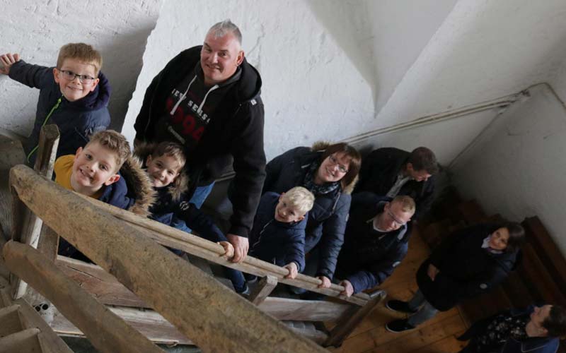 Gruppe besteigt den Kirchturm