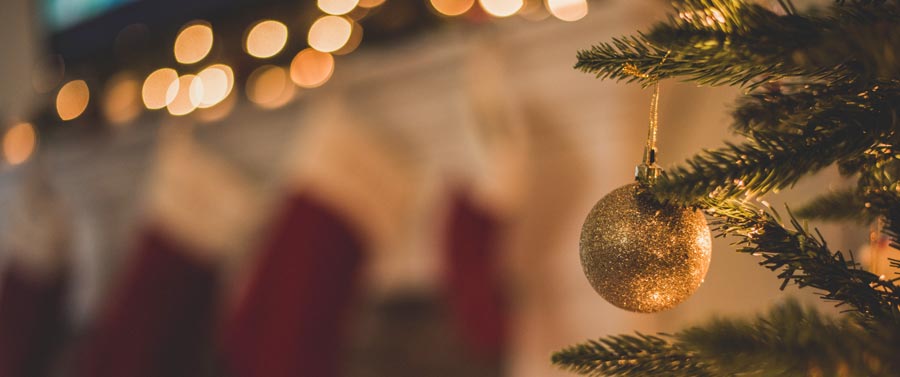 Weihnachtliche Stimmung mit Kugel am Baum