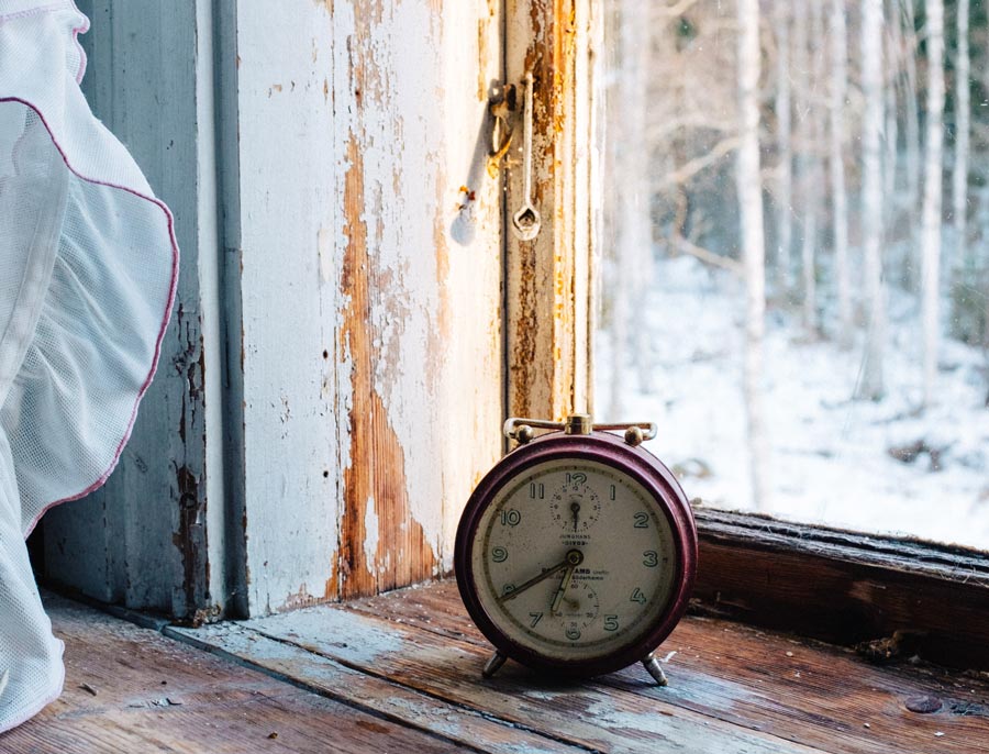 Uhr am Fenster