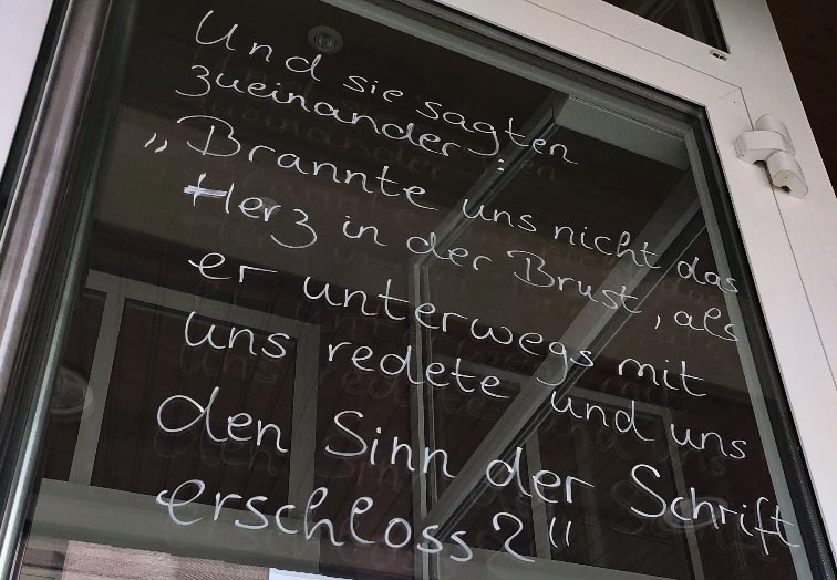 Details des Osterfensters Sürenheide – Text auf dem Fenster