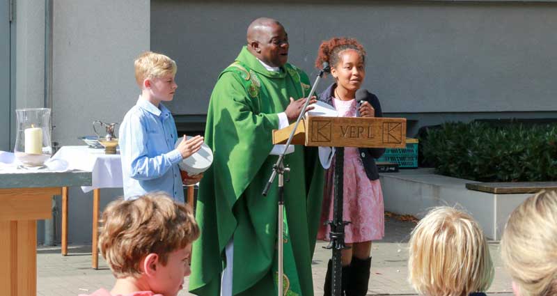 F. Steven konzelebriert den Gottesdienst