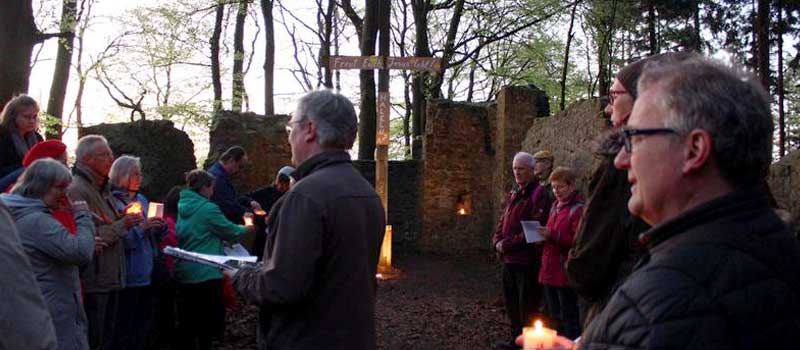 Menschen treffen sich auf dem Tönsberg