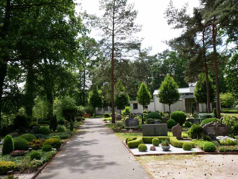 Blick über den Friedhof auf die Kapelle