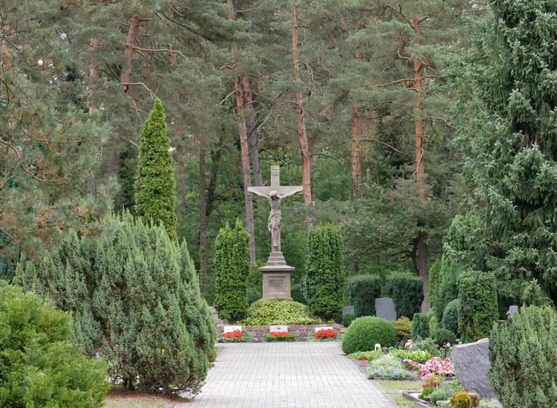 Friedhof mit Blick auf Kreuz