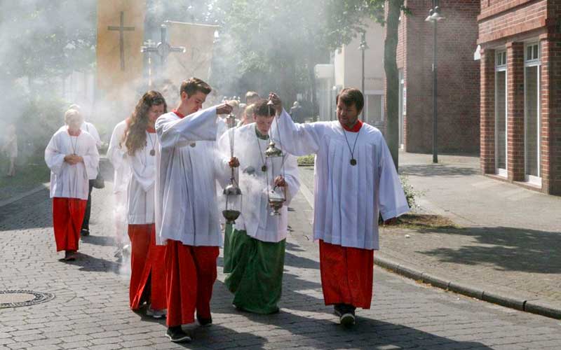 Messdiener bei der Fronleichnahmsprozession