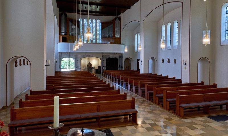 Blick vom Altar in die Kirche