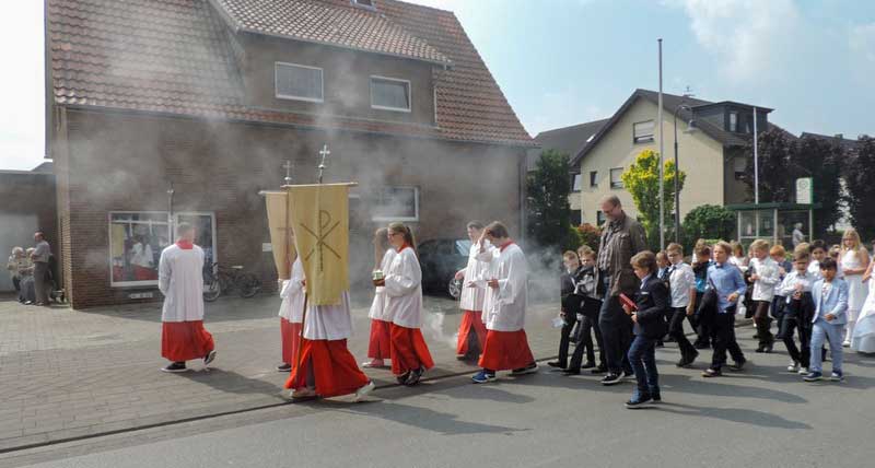 Kommunionkinder in der Prozession