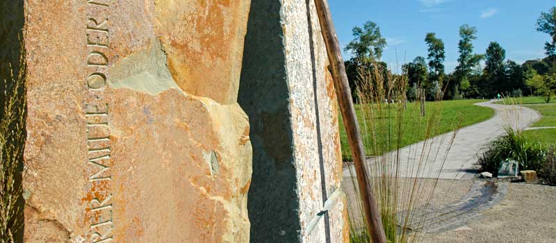 Blick von der Stele aus auf den Friedhof