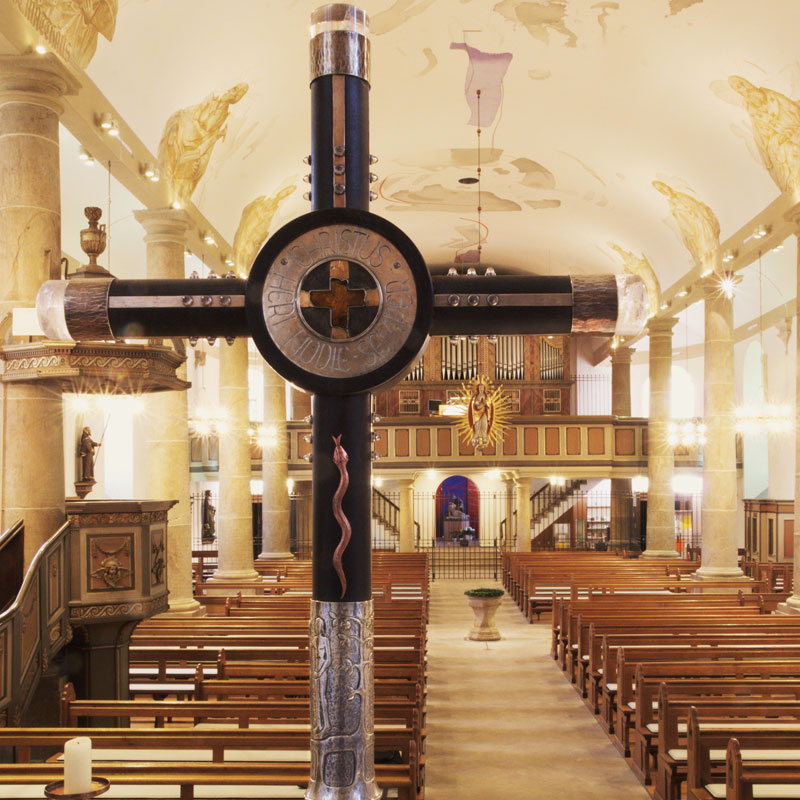 Kreuz mit Blick in die Kirche