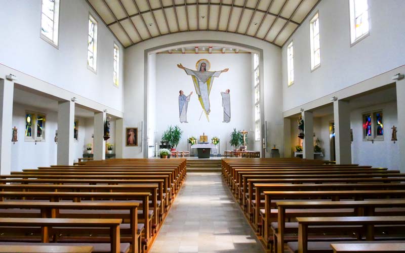 Kircheninnenraum mit Blick auf den Altar
