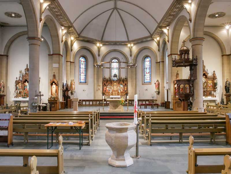 Kircheninnenraum mit Blick auf den Altar