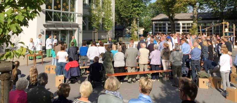 Menschen treffen sich auf dem Tönsberg